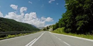 一个晴朗的夏日，黑山的山路和隧道。观点观点