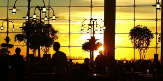 机场旅客，人们剪影日落