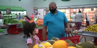 一家人一起在超市买水果——戴口罩