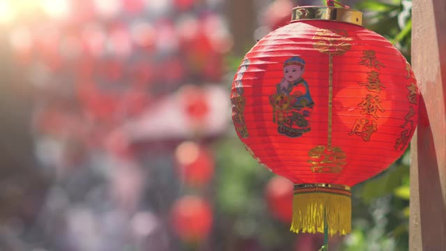 中国新年灯笼在中国城，祝福文字意味着好财富和健康
