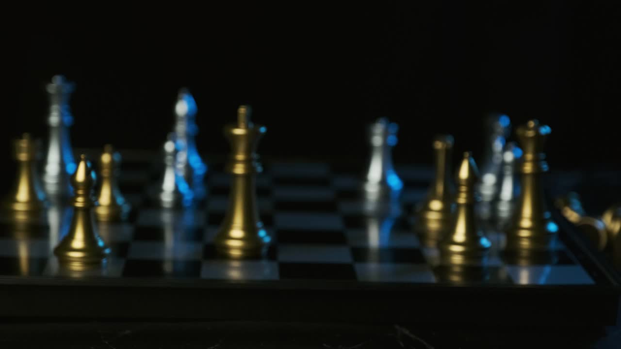 商人在棋局中移动白王击败对手黑王的特写，计划和战略思路
