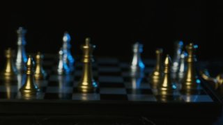 商人在棋局中移动白王击败对手黑王的特写，计划和战略思路视频素材模板下载