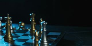 近距离的商人手移动白色皇后棋子在棋盘上孤立的黑色背景。下象棋的人。