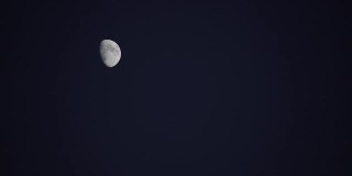 时间流逝:月亮漂浮在夜晚黑色的天空4K