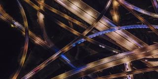 T/L综合天桥和繁忙的交通在夜间