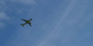 一架客机飞上了天空。