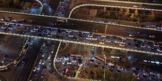 夜间天桥和城市交通的无人机视角/北京，中国