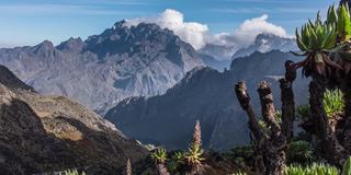 鲁文佐里山脉斯坦利山上云移动的时间间隔