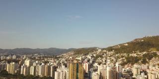 空中降落市中心Florianópolis巴西城市天际线白天(无人机- 4K)