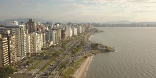 空中进场Florianópolis巴西城市天际线北贝拉玛(无人机- 4K)