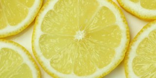 一个多汁的黄色柠檬旋转。俯视图，360度旋转，一个柠檬的特写。