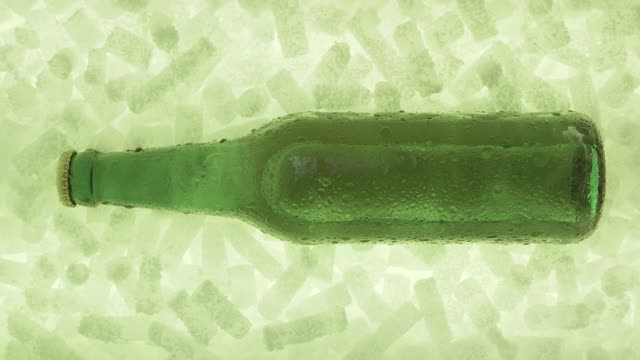 一个啤酒瓶躺在冰里，被不同的颜色照亮