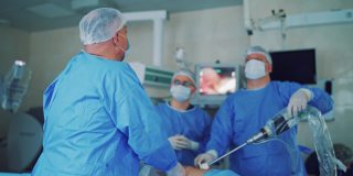医疗队正在进行外科手术身穿医疗制服的外科医生在手术室里使用现代化的设备。内窥镜手术。