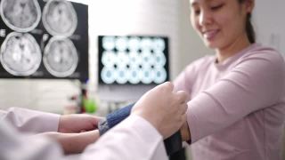 近距离医疗检查，医生使用血压计和听诊器测量血压视频素材模板下载