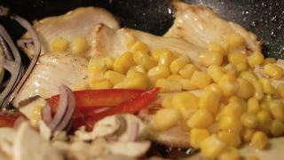 厨师用热锅烹饪鸡肉和蔬菜视频素材模板下载