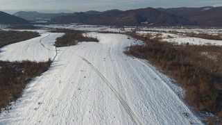 航空摄影的越野车在冬季喀尔巴阡视频素材模板下载