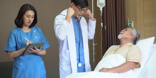 医生用听诊器检查老年患者，用平板电脑检查心肺，护士在医院病床上与老年患者交谈