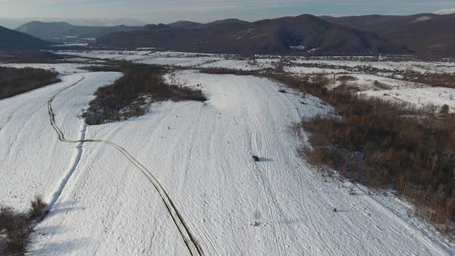 航空摄影的越野车在冬季喀尔巴阡