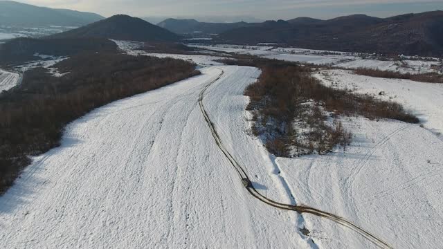 航空摄影的越野车在冬季喀尔巴阡