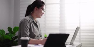 亚洲女商人在笔记本电脑上视频通话