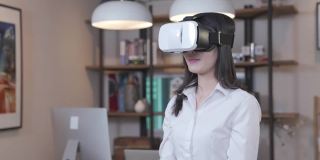 亚洲女性在虚拟现实头盔模拟技术基础设施