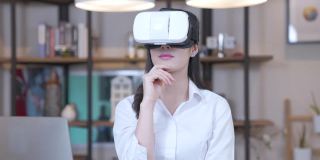 亚洲女性协议与商务模拟虚拟现实耳机