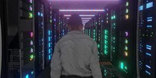 男人通过数据中心与服务器机架LED灯