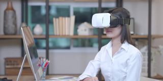亚洲女性工作与虚拟现实齿轮耳机在家里