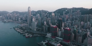 在维多利亚港飞行与城市景观，香港4K分辨率