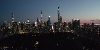 移动时间的推移，在纽约中央公园的夜晚，在曼哈顿摩天大楼的天际线与发光的城市灯光，空中的Hyperlapse