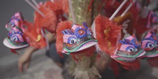 中国农历新年用纸做的狮子木偶
