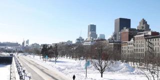 Vieux port de Montreal和市中心的冬季天际线与海滨码头在一个晴朗的冬日