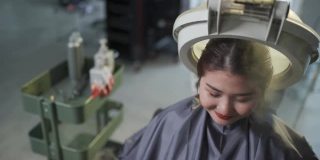 亚洲华人女性在美发厅进行头发蒸润治疗
