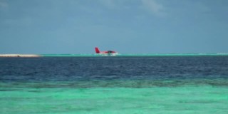 水上飞机以马尔代夫的海景和天空为背景。