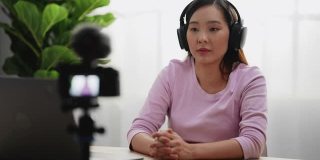 亚洲女性youtube用户与相机在线视频博客交谈