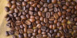黑咖啡豆会旋转。咖啡豆的特写。美丽的咖啡种子。