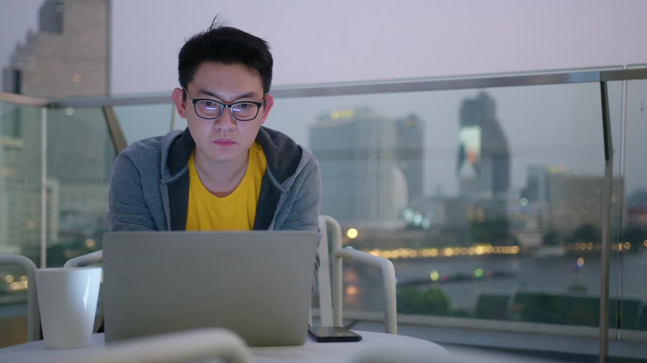 聪明积极的微笑亚洲男性商人视频会议远程工作讨论有关战略业务规划新的创业想法概念，商务会议通过笔记本电脑在线