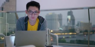 聪明积极的微笑亚洲男性商人视频会议远程工作讨论有关战略业务规划新的创业想法概念，商务会议通过笔记本电脑在线