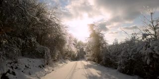 冬天的雪景在提洛尔阿尔卑斯与结冰的道路在下雪