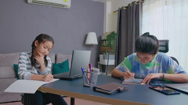 两妹在家自学视频在家在线上课。