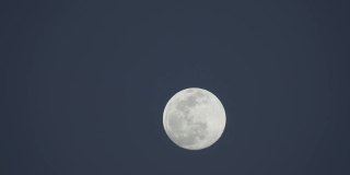 特写满月对晴朗的天空与很少的云4K视频