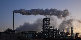 化工厂排出烟和蒸汽