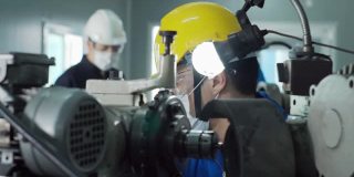 工程师和工人在工厂工作。