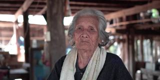亚洲老年妇女的肖像，年长妇女与短灰色头发看着相机，老年妇女的概念。