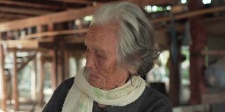 亚洲老年妇女的肖像，年长的妇女与短灰色头发坐在家里在泰国的农村，亚洲老年人在亚洲农村