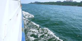 慢镜头，海浪从船上溅起。暑假的概念。