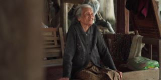 灰白短发的老年妇女坐在当地的家中交谈，亚洲老年妇女的肖像，老年妇女的概念