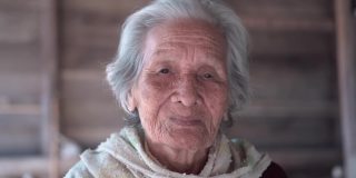 肖像亚洲资深妇女，头和肩膀的观点，较年长的妇女与短的灰色头发，老年妇女的概念
