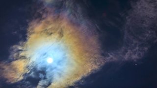 月亮使云变得五颜六色，像彩虹一样视频素材模板下载