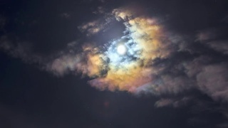 月亮使云变得五颜六色，像彩虹一样视频素材模板下载